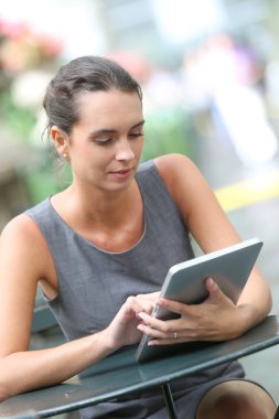 Park tablet üzerinde çalışan iş kadını