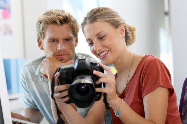 Öğrenciler bir proje üzerinde çalışırken fotoğraf