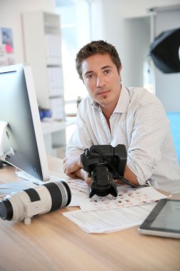 Fotoğrafçı çekim bilgisayarda izliyorum