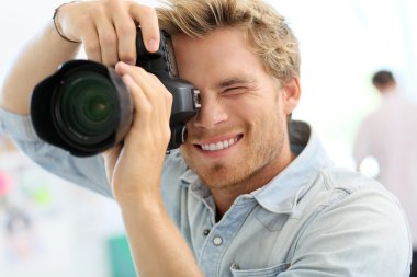 Stüdyoda fotoğraf çekimi modeli