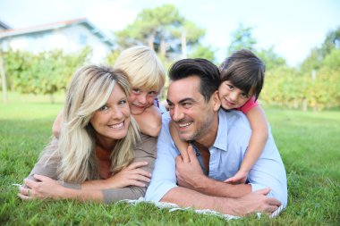 Çim döşeme aile