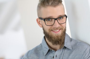 Neşeli trendy genç adam