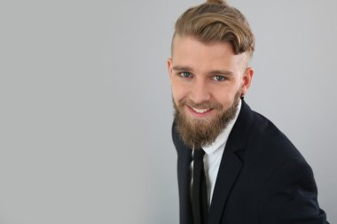 gülümseyen genç işadamı