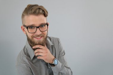 Trendy adam sakal ve gözlük