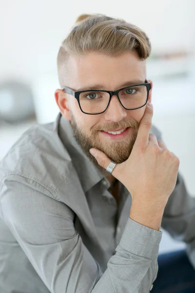 Jovem elegante com barba — Fotografia de Stock