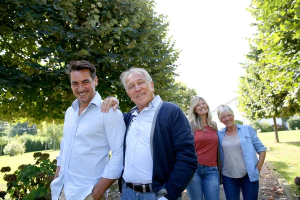 Familie wandeling in het park — Stockfoto