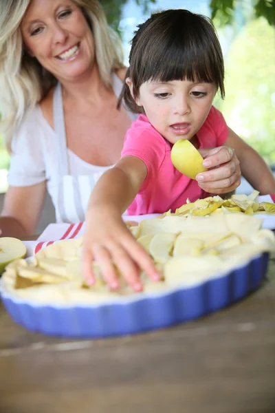 Madre e figlia preparare torta di mele — Foto Stock