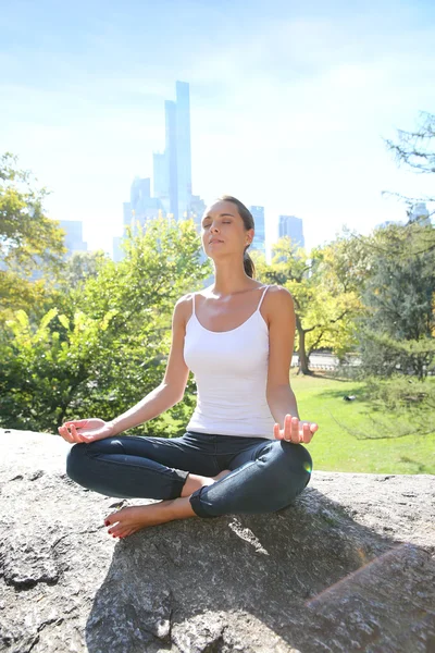 A nők jóga gyakorlatok a Central Parkban — Stock Fotó