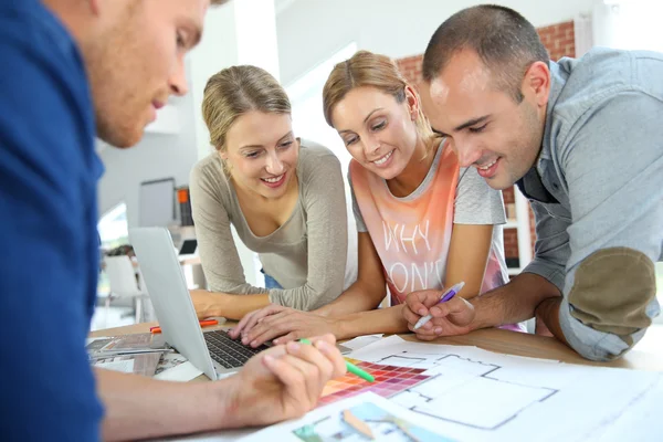 Étudiants travaillant sur un projet de construction — Photo