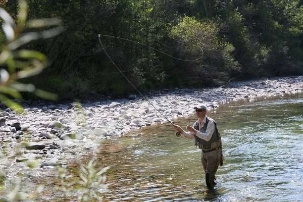 Pescatore a mosca pesca a mosca nel fiume — Foto Stock
