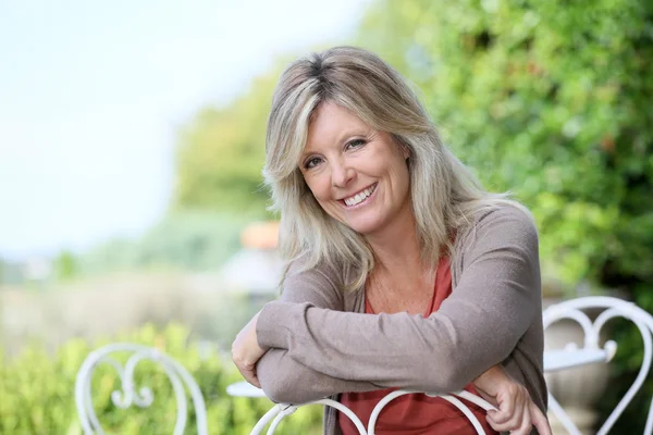 Sonriente mujer madura en el jardín — Foto de Stock