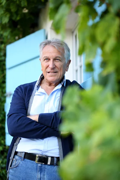 Man leaning on wall outside the house — Stock Photo, Image