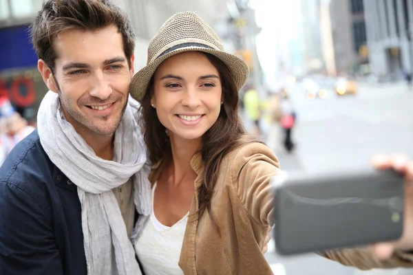 Couple taking picture with smartphone — Stock Photo, Image