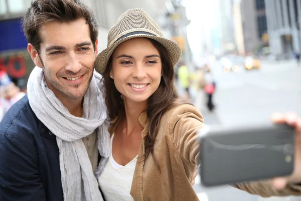 Casal tirando foto com smartphone — Fotografia de Stock