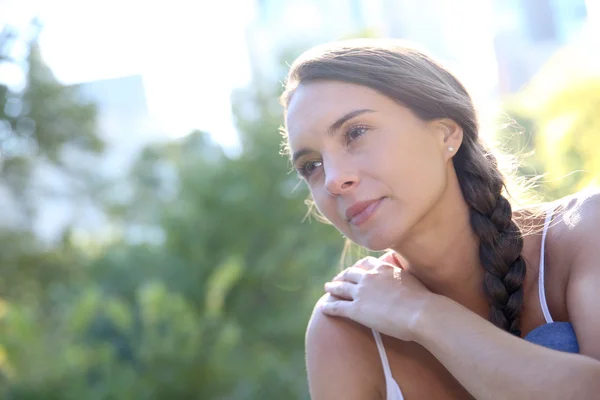 Brunette meisje ontspannen in park — Stockfoto