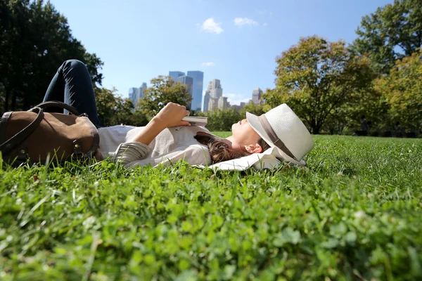 Mulher relaxante no Central Park — Fotografia de Stock