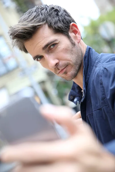 Homme faisant selfy avec smartphone — Photo