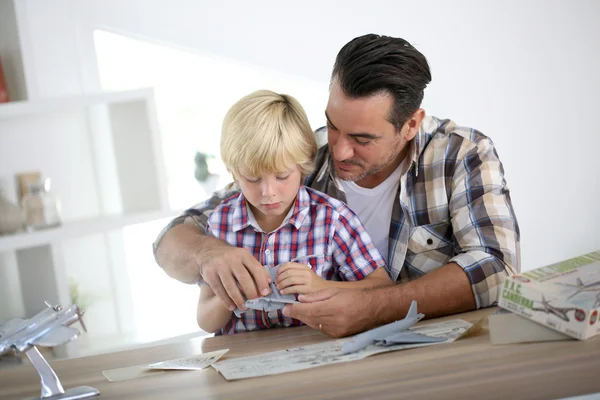 Padre e bambino rendendo modello aereo — Foto Stock