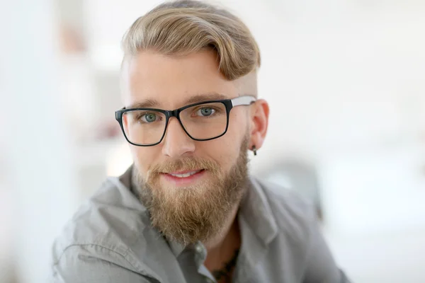 Стильный молодой человек с бородой — стоковое фото