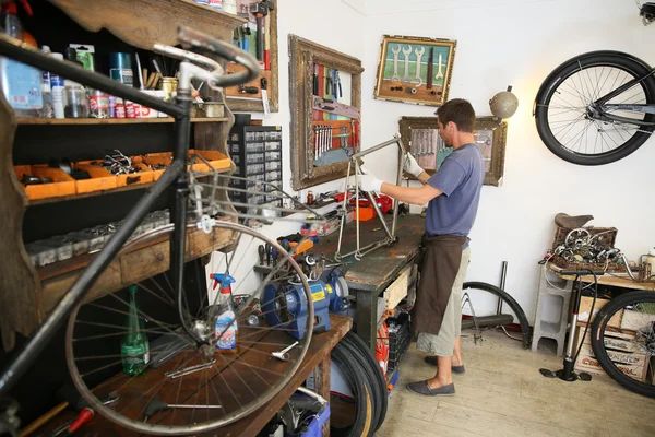 Man fixing bike frame — Stock Photo, Image