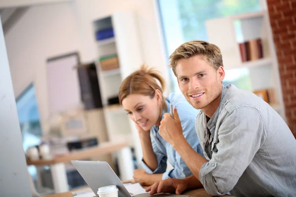 Students working on laptop computer — Stock Photo, Image