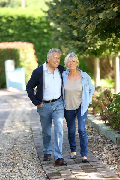 Paar wandelingen samen in park — Stockfoto