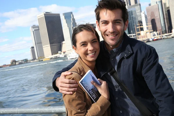 Turistas lendo guia da cidade de Nova York — Fotografia de Stock