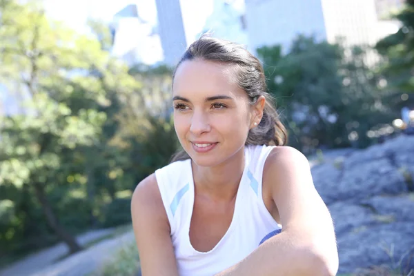 Athletic girl relaxing in Central Park — Stock Photo, Image