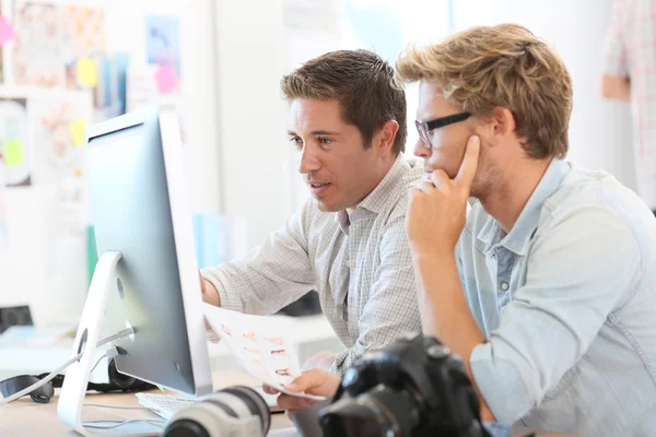 Journalist en verslaggever werken in Bureau — Stockfoto