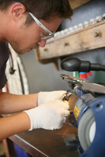 Hombre trabajando en taller de reparación de bicicletas —  Fotos de Stock