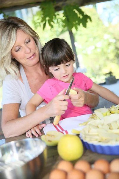 Moeder en dochter voorbereiding appeltaart — Stockfoto