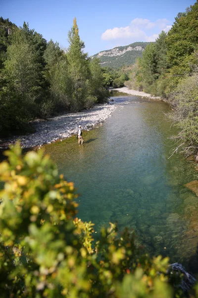 Pêcheur pêche à la mouche dans la rivière — Photo