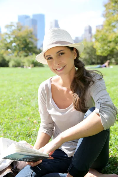 Vrouw leest New York stadsgids — Stockfoto