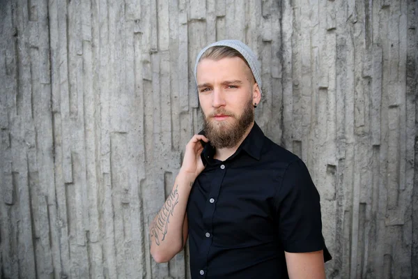 Stylish guy leaning on concrete wall — Stock Photo, Image