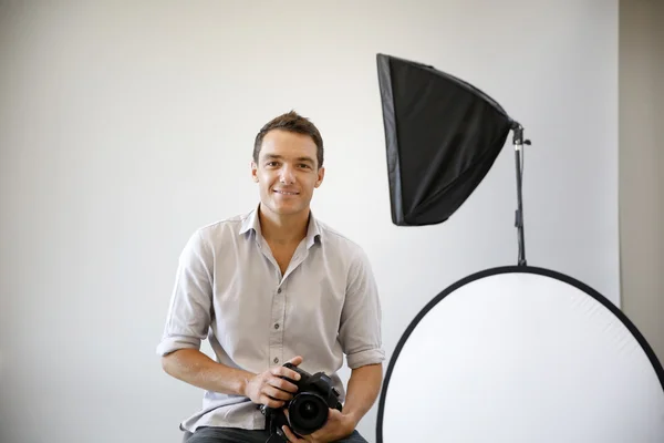 Fotografer dengan peralatan pencahayaan — Stok Foto