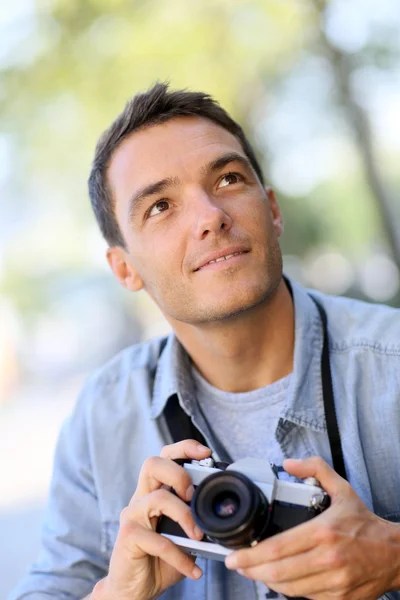 Fotograf fotografering med gamla kameran — Stockfoto