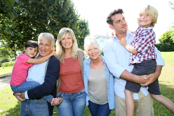 Familjen njuter av tiden tillsammans — Stockfoto