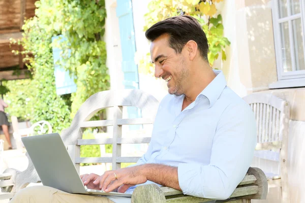 Mann arbeitet von zu Hause aus mit Laptop — Stockfoto