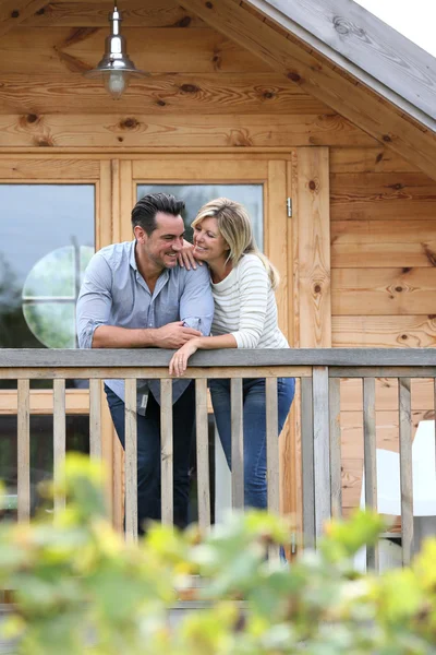 Couple debout dans la cabane en rondins terrasse — Photo