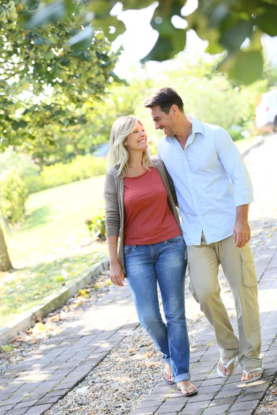 Pareja caminando de la mano — Foto de Stock