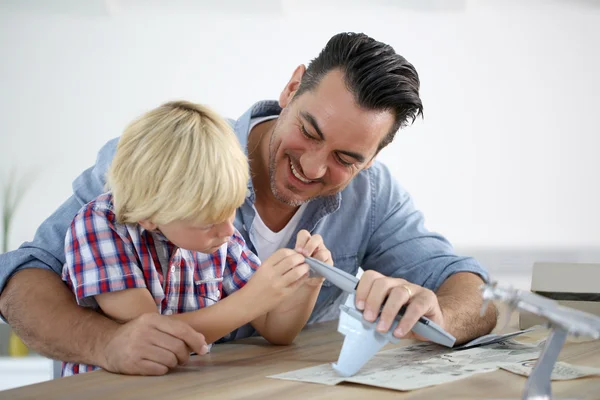 Padre y niño haciendo modelo de avión — Foto de Stock