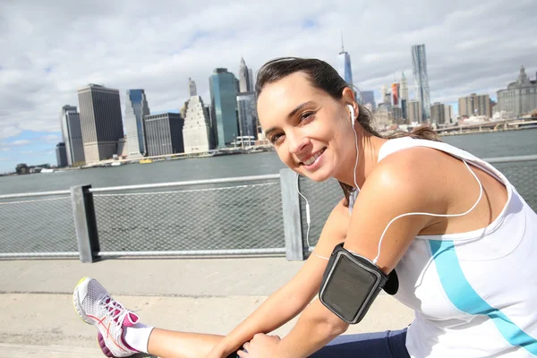 Woman stretching out on Brooklyn Heights promenade — Stock Photo, Image
