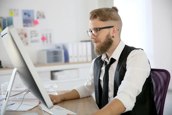 Man aan het werk op desktop computer — Stockfoto