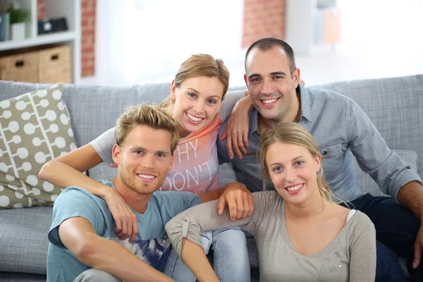 Mitbewohner sitzen zusammen auf Couch — Stockfoto