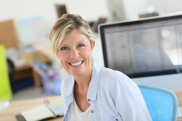 Cheerful blond woman in office — Stock Photo, Image