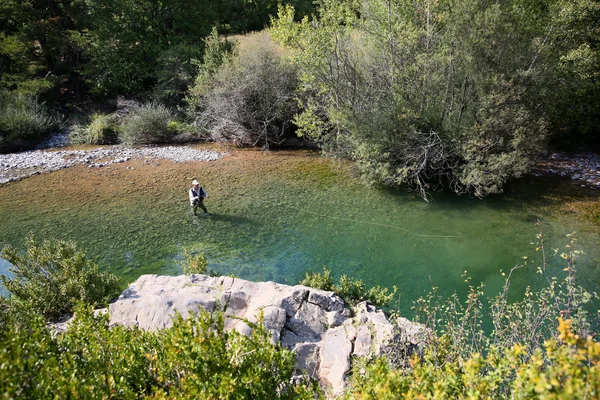 Pescatore pesca a mosca nel fiume — Foto Stock