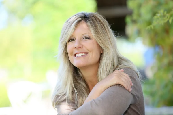 Woman relaxing in outdoor bench — Stock Photo, Image