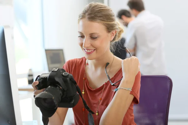 Mulher fotógrafa trabalhando no escritório — Fotografia de Stock