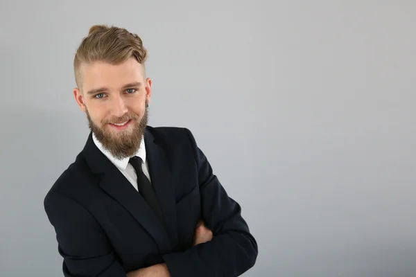 Jovem empresário sorridente — Fotografia de Stock