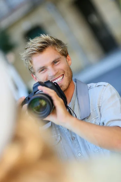 Giovane fotografo riprese modello al di fuori — Foto Stock